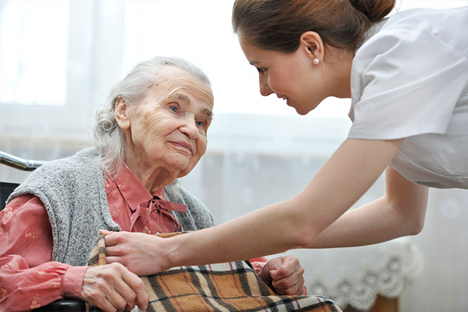 Vale a pena contratar profissionais especializados para atender um idoso?